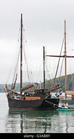 Tradizionale due masted imbarcazione a vela in legno ormeggiato sul fiume Fal in Cornwall Regno Unito Foto Stock