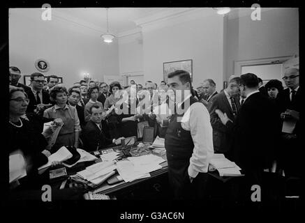 Pierre Salinger, premere il segretario al presidente John Fitzgerald Kennedy, conduce una conferenza stampa sulla crisi cubana. Foto di Warren K. Leffler. Foto Stock