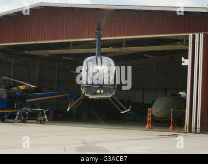 Due blade, mono-motore Light Utility Helicopter atterraggio in una base in elicottero Foto Stock