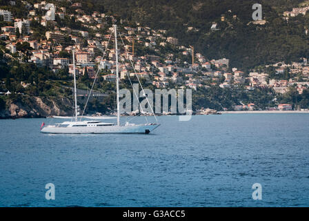 Grandi imbarcazioni a vela di lusso ancorata al largo delle coste del Principato di Monaco, la Côte d'Azur ( La Riviera Francese) Foto Stock