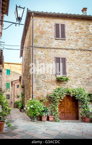 Bella stradina di vecchia città di Pienza in Toscana Foto Stock