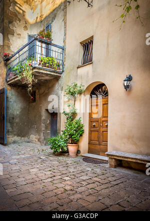 Bella stradina di vecchia città di Pienza in Toscana Foto Stock