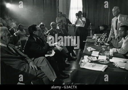 A. Philip Randolph (in piedi a destra), afro-americana leader laburista e ordinante del 'Marco su Washington' idea e Cleveland Robinson (seduto a destra), presidente del marzo del comitato amministrativo, a rispondere alle domande poste dai leader del Congresso al Campidoglio di Washington. Il Randolph descritti in dettaglio i piani per il mese di agosto 28 marzo dimostrazione a sostegno del presidente Kennedy diritti civili legislazione. Foto Stock