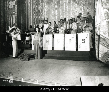 Miss Josephine Baker, stadio popolare attore, canta l'inno nazionale come il gran finale per la mostra tenutasi presso il Teatro Comunale in Oran. Foto Stock