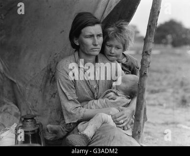 Migrante lavoratore agricolo famiglia. Sette bambini affamati. Madre di età compresa tra i trenta-due. Il padre è un nativo californiani. I bisognosi in pea picker's camp, Nipomo, California, a causa del fallimento dei primi pea raccolto. Queste persone avevano appena venduto la loro tenda in Foto Stock