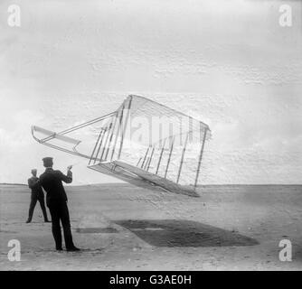 Vista laterale del parapendio vola come un aquilone in prossimità del suolo, Wilbur a sinistra ed Orville a destra, glider rivolta in avanti a destra e ribaltato verso il basso. Data 1901. Foto Stock