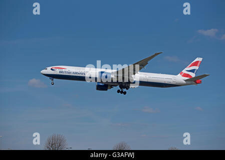British Airways Boeing 777-336ER (Gamma estesa) Aereo di linea G-STBK Foto Stock