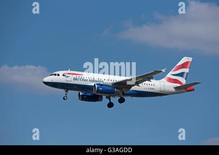 British Airways Airbus 319-131 in arrivo all'Aeroporto di Londra Heathrow SCO 10,408. Foto Stock