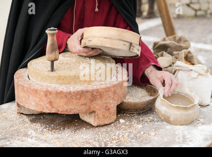 Antica macina che è stato girato a mano per produrre la farina e il pane fatto in casa. Foto Stock