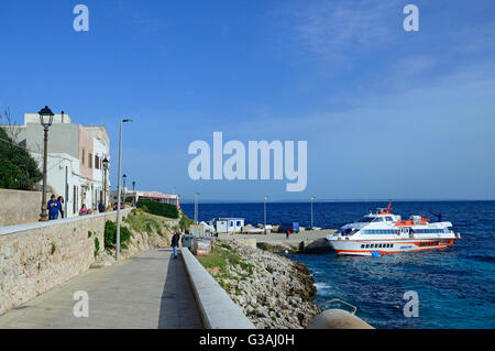 Panorama sul porto di Levanzo Isole Egadi, Sicilia, Italia Foto Stock