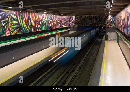 Santiago de Cile, Cile - 28 Novembre 2015: treno Arrivati alla stazione della metropolitana Parque Bustamante. Foto Stock