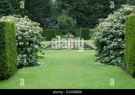 Giardino ornamentale statua e laghetto in giardino a Waterperry giardini, Oxfordshire, Inghilterra Foto Stock