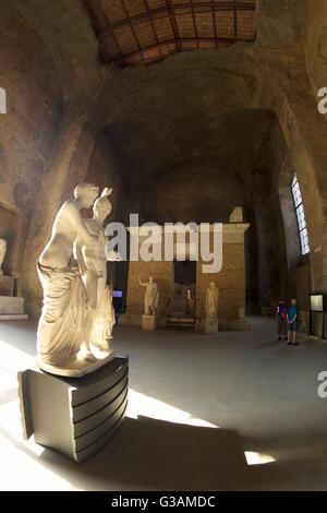 Tomba e sculture, Terme di Diocleziano e il Museo Nazionale di Roma, Italia Foto Stock