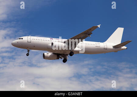 Un Monarch Airlines Smartlynx Airbus A320-200 avvicinamento all Aeroporto El Prat di Barcellona, Spagna. Foto Stock