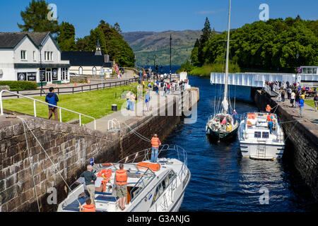 Navi di negoziare le serrature del Caledonian Canal a Fort Augustus, Scozia Foto Stock