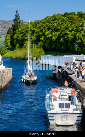 Navi di negoziare le serrature del Caledonian Canal a Fort Augustus, Scozia Foto Stock