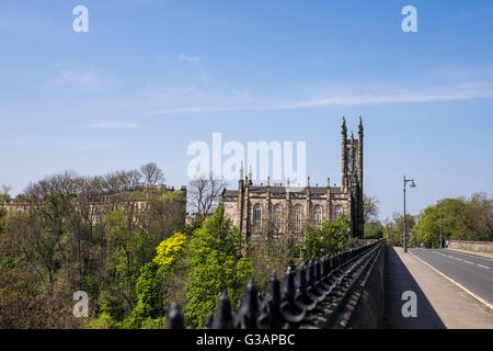 Guardando lungo le ringhiere su dean Bridge sull'acqua di Leith alla Chiesa della Santa Trinità, Edimburgo Foto Stock