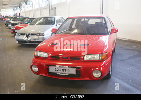 Una Mazda 323 GTR rara automobile esclusiva esposti al veloce e furioso street race a Zagabria in Croazia. Foto Stock