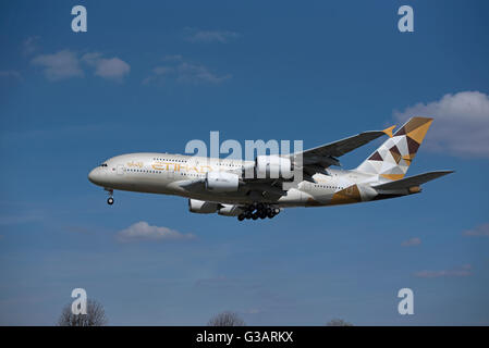 Emirati Arabi Airbus 380-361 (Reg Serial A6-APB) avvicinamento all'aeroporto di Heathrow. SCO 10,409 Foto Stock