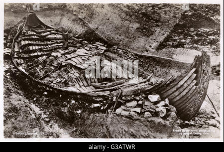 La nave di Oseberg (norvegese: Osebergskipet) è un ben conservato Viking Ship scoperto in un grande tumulo a Oseberg agriturismo vicino a Tonsberg nella contea di Vestfold, Norvegia. Scavato da archeologo norvegese Haakon Shetelig e archeologo svedese gab Foto Stock