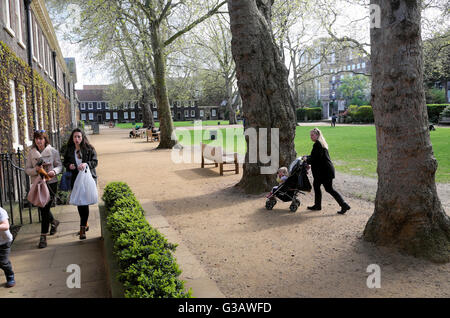 I visitatori di entrare il Geffrye Museum della casa di Hoxton, East London KATHY DEWITT Foto Stock