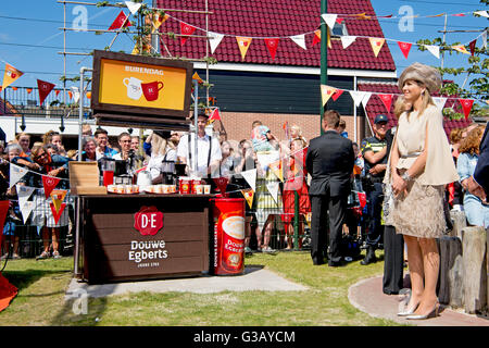 Regina Maxima dà in Urk ha lanciato i vicini di giorno, che quest anno si svolgerà sabato 24 settembre. Durante i vicini giorno dei residenti di organizzare le attività che promuovono il contatto tra le persone nel quartiere il 8 giugno 2016. Foto di Robin Utrecht/ABACAPRESS.COM Foto Stock