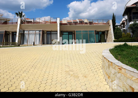 St. Vlas, Nessebar, Bulgaria - 06 Maggio 2011: Ville con grandi finestre e cielo blu sulla St. Vlas, costa del Mar Nero, Sunny Beach Foto Stock