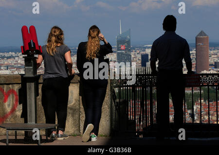 I visitatori guardano verso l'Olympic Lyonnais stadium dalla Basilica di Notre Dame de Fourviere, Lione, Francia. Stampa foto di associazione. Picture Data: giovedì 9 giugno 2016. Foto di credito dovrebbe leggere: Jonathan Brady/PA FILO Foto Stock