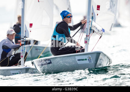 Team GBR Olympic sailor Alison giovani (blu hat) nella foto racing il suo Laser Radial classe dinghy il giorno due di ISAF Sailing World Cup a Weymouth e Portland National Sailing Academy, Weymouth. Stampa foto di associazione. Picture Data: giovedì 9 giugno 2016. Vedere PA storia Sailing World Cup. Foto di credito dovrebbe leggere: Chris Ison/filo PA. Foto Stock