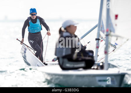 Team GBR Olympic sailor Alison giovani (blu hat) nella foto racing il suo Laser Radial classe dinghy il giorno due di ISAF Sailing World Cup a Weymouth e Portland National Sailing Academy, Weymouth. Foto Stock