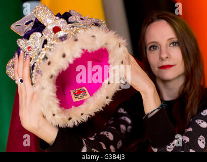 L'artista Lucy Sparrow nel suo studio a Saffron Walden, Essex, con la sua Corona di Stato Imperiale, realizzata in feltro, commissionata dalla BBC, per celebrare il 90° compleanno della Regina Elisabetta II. 20/04/16 Foto Stock