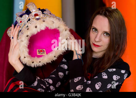 L'artista Lucy Sparrow nel suo studio a Saffron Walden, Essex, con la sua Corona di Stato Imperiale, realizzata in feltro, commissionata dalla BBC, per celebrare il 90° compleanno della Regina Elisabetta II. 20/04/16 Foto Stock