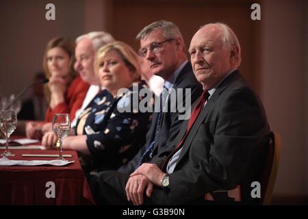 Ex leader laburista Neil Kinnock (a destra) durante un partito laburista pro rally dell'UE presso la Royal Concert Hall di Glasgow, precedendo il 23 giugno referendum sulla Gran Bretagna l' adesione all' Unione europea. Foto Stock