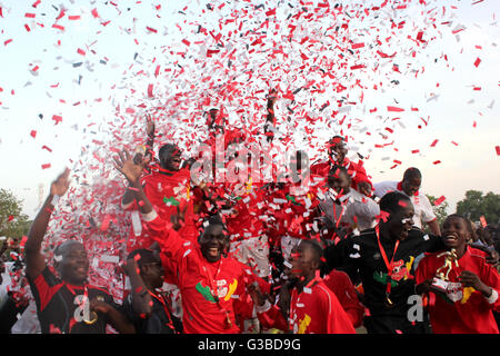 Kibuli scuola secondaria giocatori jubilate dopo la vittoria durante l Uganda Copa Coca Cola Football finale di campionato in Soroti. Foto Stock