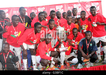 Scuola Kibuli giocatori di squadra jubilate a seguito della loro vittoria in Uganda Copa Coca Cola Football finale di campionato Foto Stock