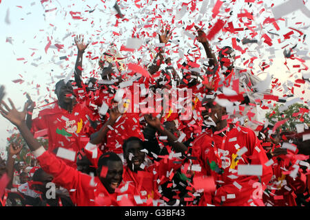 Scuola Kibuli giocatori di squadra jubilate a seguito della loro vittoria in Uganda Copa Coca Cola Football finale di campionato Foto Stock