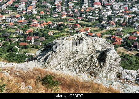 Il paesaggio rurale e il villaggio di Zobor collina sopra la città di Nitra, Repubblica slovacca. Rock e case. Scena all'aperto. Turismo t Foto Stock