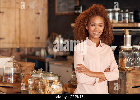 Gentile proprietario di un grande cafe Foto Stock