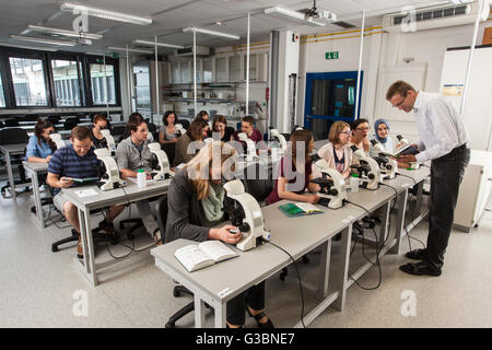 Gli studenti di un corso di microscopia presso l'università a causa Foto Stock