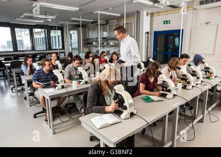 Gli studenti di un corso di microscopia presso l'università a causa Foto Stock