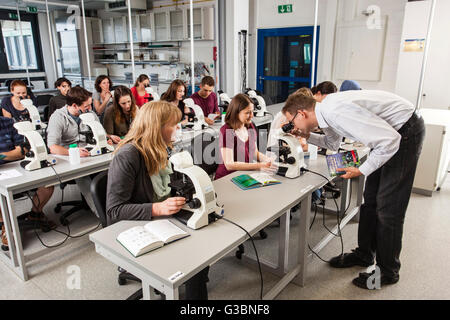 Gli studenti di un corso di microscopia presso l'università a causa Foto Stock