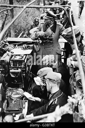 Generale Heinz Guderian nella sua blindato a mezza via il comando veicolo. In basso a sinistra della foto è il suo enigma macchina di codifica. Data: 1941 Foto Stock