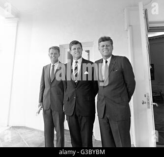 U.S il Presidente John F. Kennedy si erge con i suoi fratelli procuratore generale Robert Kennedy, sinistro e il senatore Ted Kennedy appena fuori ufficio ovale Agosto 28, 1963 a Washington, DC. Foto Stock