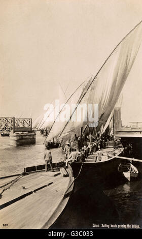 Barche a vela passando il ponte di oscillazione - il Cairo, Egitto Foto Stock