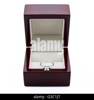 Un anello di fidanzamento in oro bianco con diamanti su un elegante box. Foto Stock