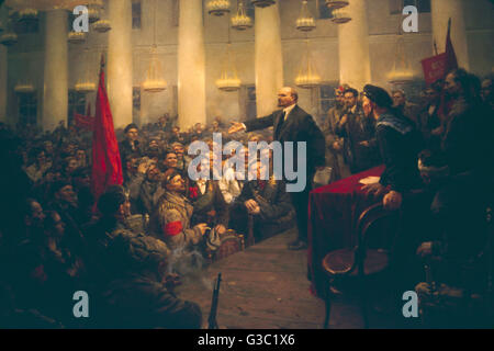 Vladimir Lenin, leader comunista, affrontando il secondo Congresso All-Russian dei sovietici, novembre 1917, dopo la rivoluzione di Ottobre. Data: 1917 Foto Stock