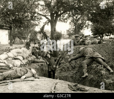 WW1 - soldati britannici che sparano da una trincea tedesca catturata Foto Stock