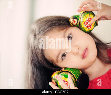 Ragazza con due bambole Matryoshka Foto Stock