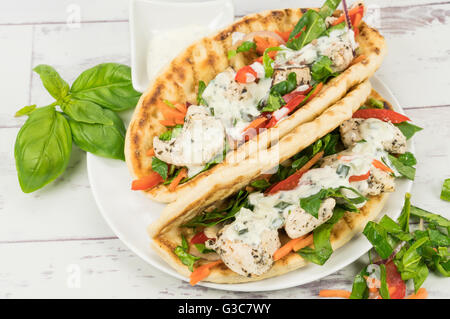 Due souvlaki di pollo flatbread avvolgere panini Foto Stock