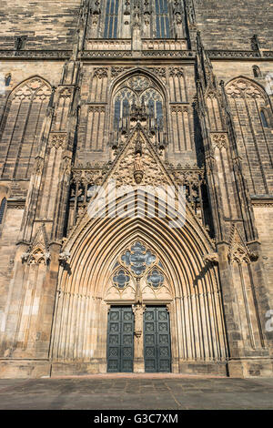 Magnifica Cattedrale di Magdeburgo al tramonto, Germania, Estate 2016 Foto Stock